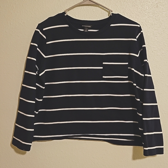 Banana Republic Tops - Banana Republic sz.L cropped long sleeve shirt with front pocket Layering top
